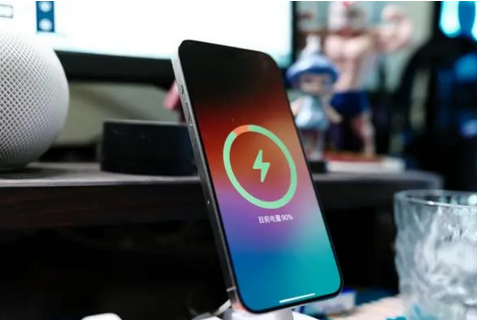 长汀苹果15换屏服务分享用什么充电器给iPhone15充电更好 